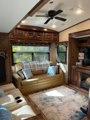 Happy Glampers two bathroom w/golf cart
